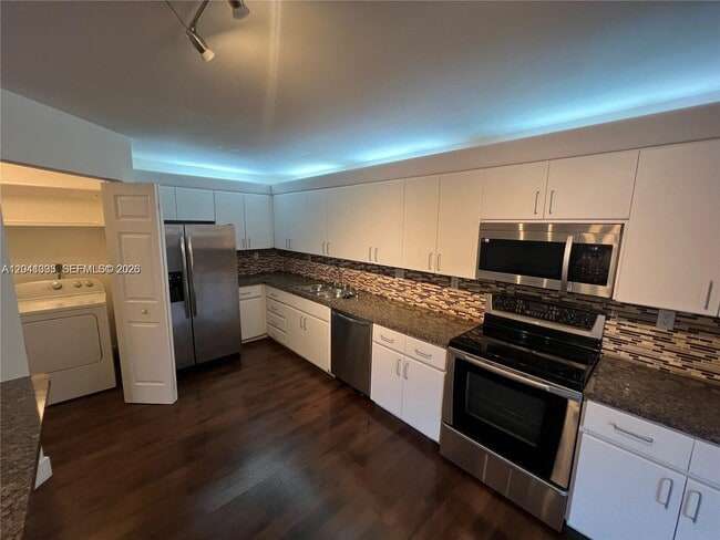 Foto del edificio - 561 Racquet Club Rd