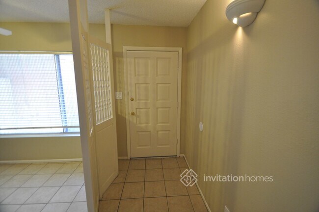 Building Photo - 2401 W Shaw Butte Dr
