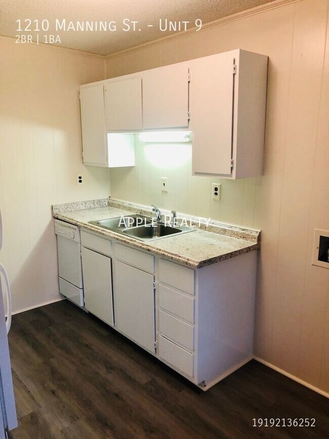 Building Photo - Newly Updated 2 Bedroom Apartment