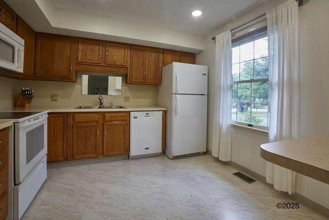 Building Photo - 532 W Broadway