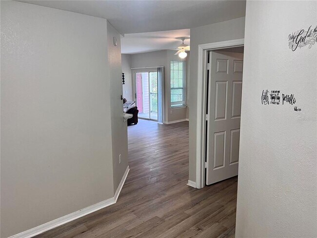 Building Photo - 2025 Erving Cir