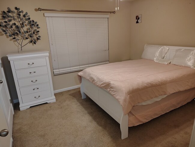 Foto del edificio - 829 Blue Hill Ln