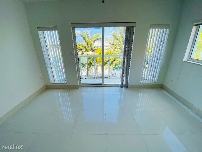 Foto del edificio - 6889 Bay Dr