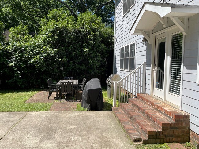 Patio-gas grill - 1512 Pecan Ave