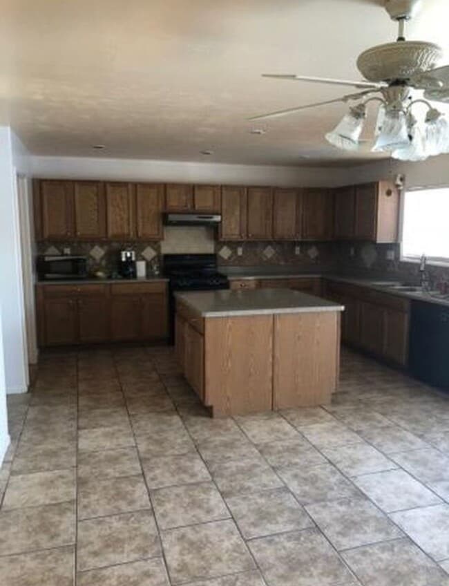 Building Photo - BEAUTIFUL 5 BEDROOM HOME WITH POOL!!