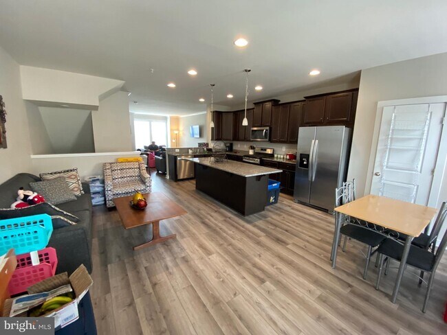 Building Photo - 1213 Lawler Dr