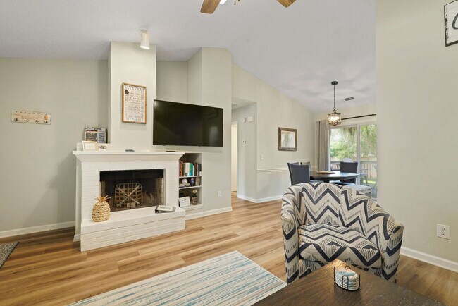 Foto del edificio - 529 Pointe S Dr