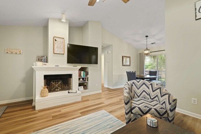 Building Photo - 529 Pointe S Dr