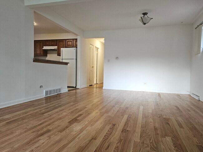 Foto del edificio - 8823 Mango Ave