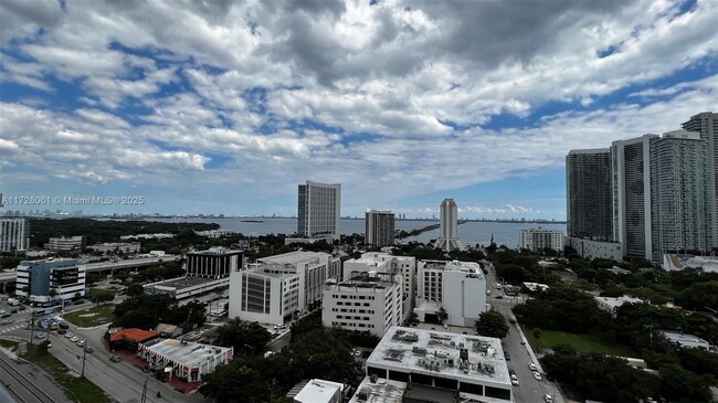 Foto del edificio - 121 NE 34th St