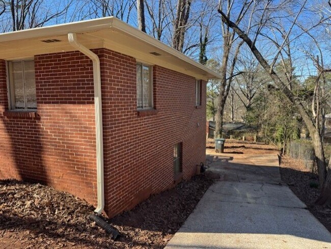 Building Photo - Back on the market!