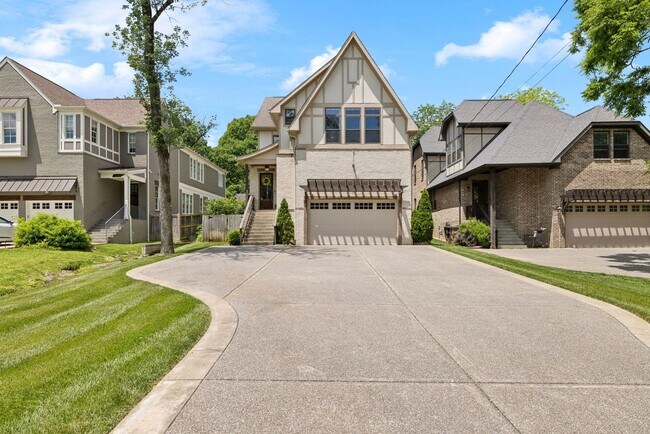 Foto del edificio - Welcome to this beautifully designed 4-bed...