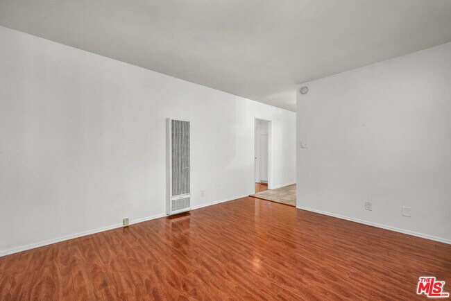 Foto del edificio - 1648 Edgecliffe Dr