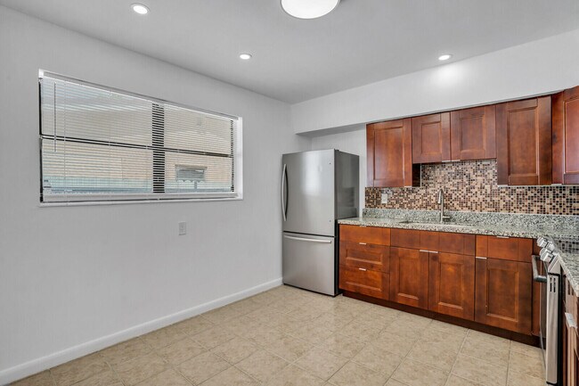 Building Photo - 340 SW 11th Ave