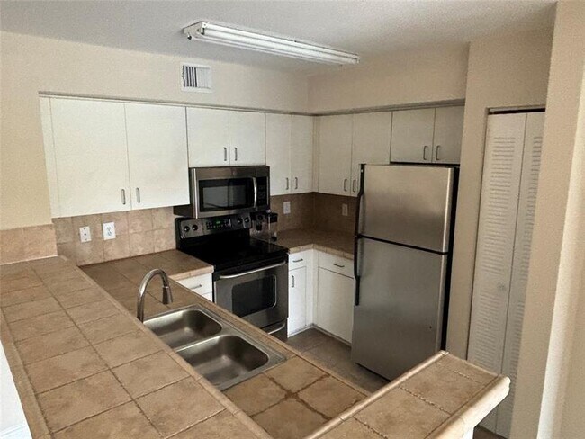 Foto del edificio - 1733 Village Blvd