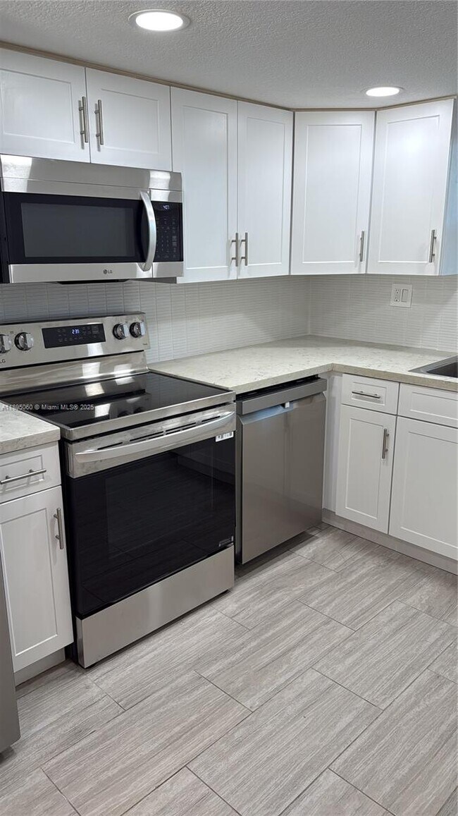 Building Photo - 9353 Fontainebleau Blvd