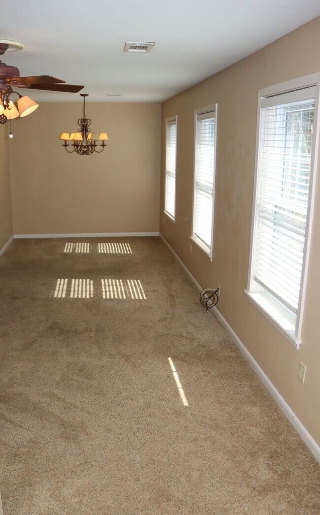 Foto del edificio - Charming family home in nice neighborhood