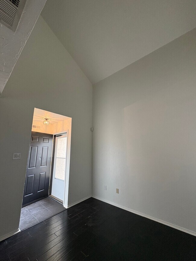 Building Photo - 827 W Harwood Rd