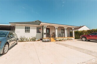Building Photo - 501 NW 32nd Pl