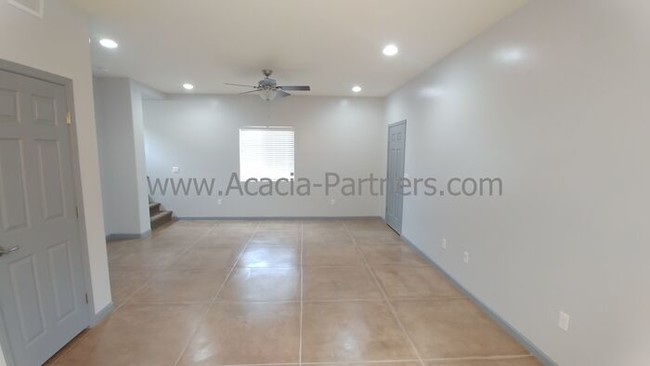 Foto del edificio - Two Bedroom Town Home