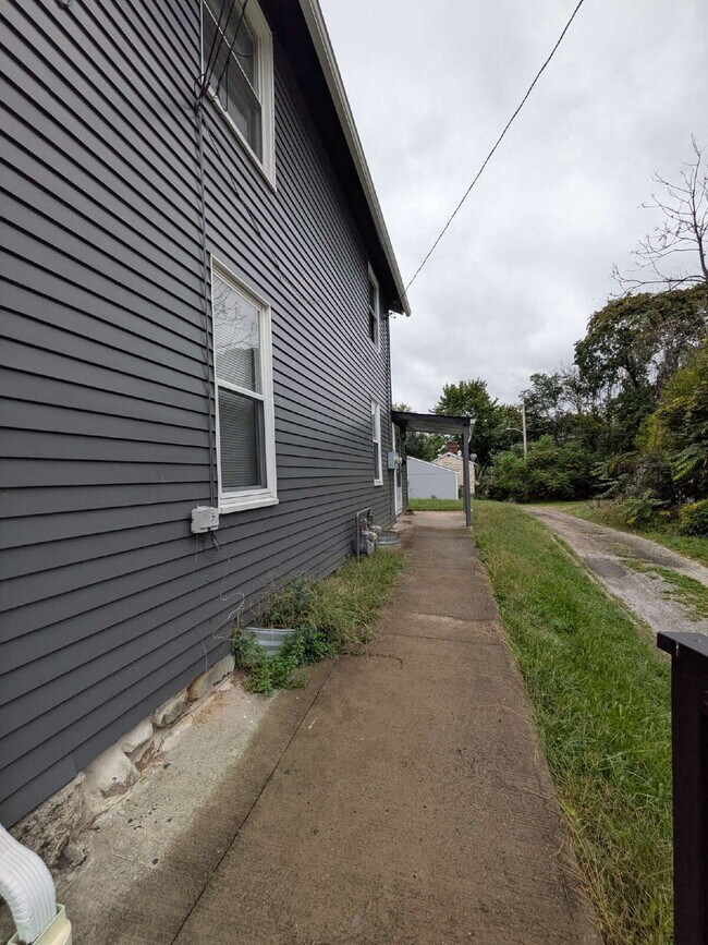 Foto del edificio - Beautifully updated 2 bed 1 bath apartment in Beaver Falls!