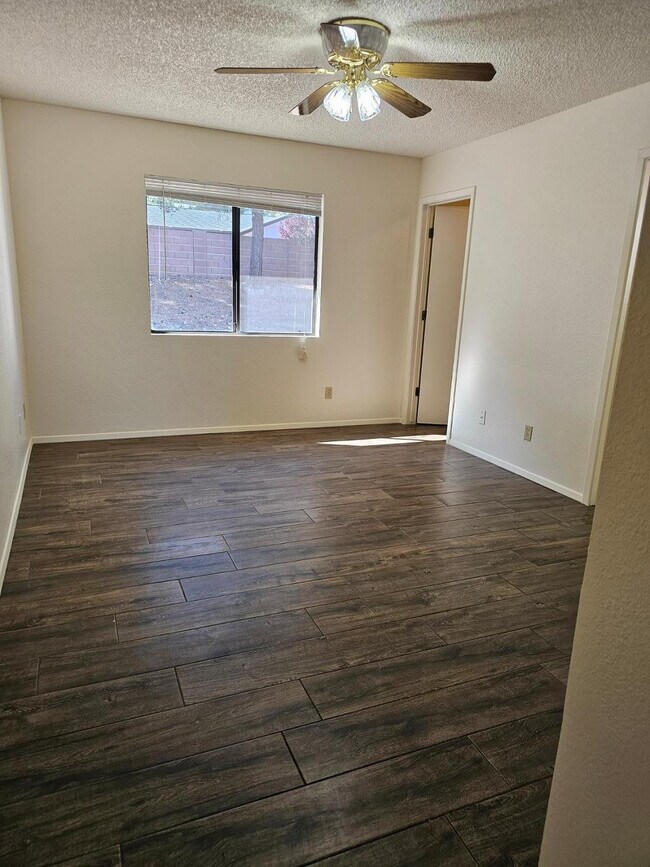 Building Photo - 4900 Loma Loop