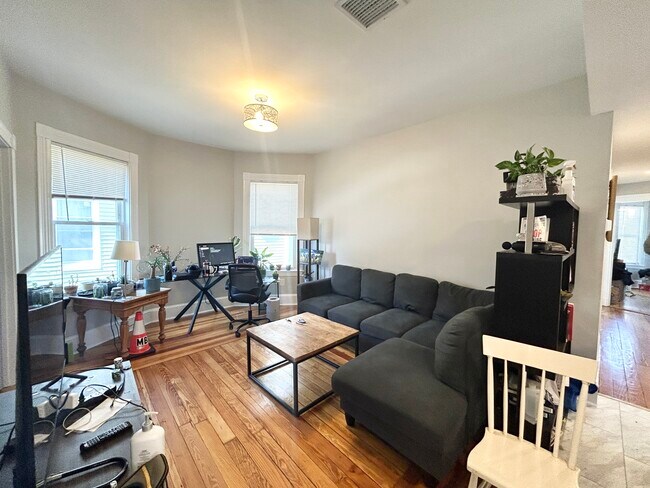 Foto del edificio - 267 E Cottage St