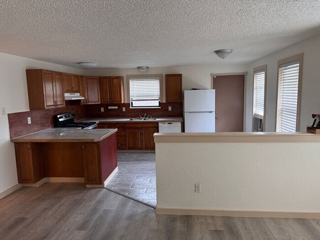 Building Photo - Spacious Newly Remolded 3 bedroom, 1 bath ...