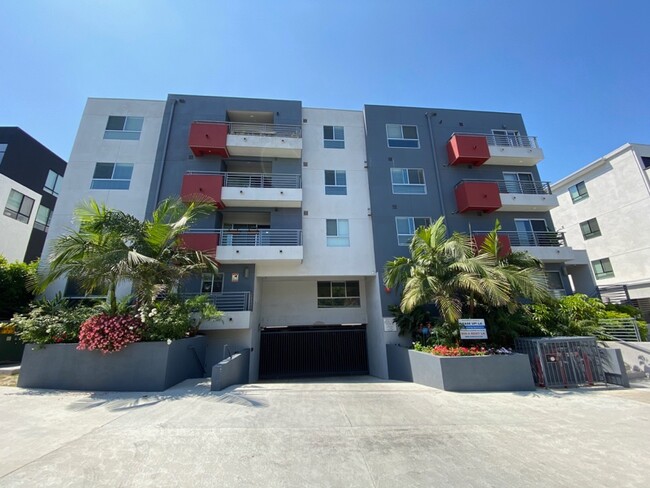 Building Photo - 5026 Rosewood Ave