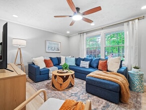 Building Photo - 5012 Hollyview Dr