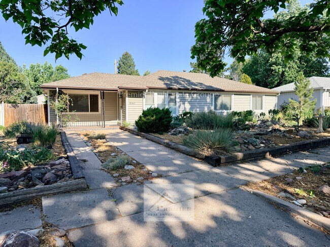 Building Photo - 2140 Robin Dr
