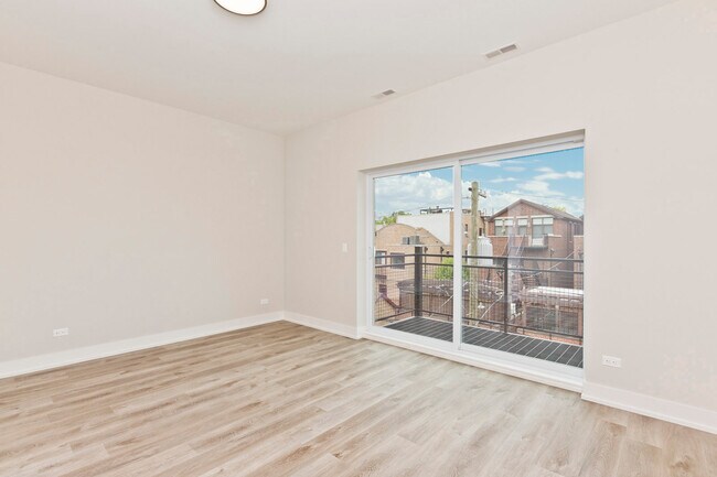 Building Photo - 2731 N Ashland Ave