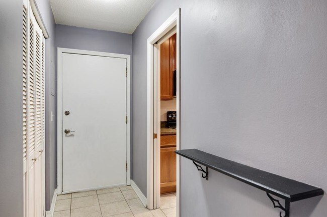 Building Photo - 821 Douglas Ave