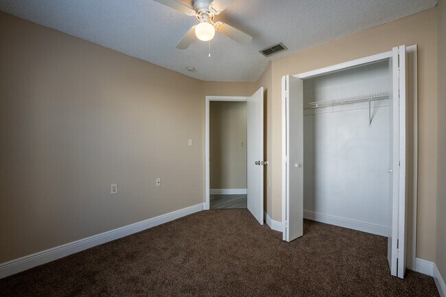 Foto del edificio - 1025 Clovercrest Rd
