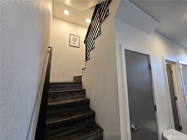 Foto del edificio - Charming 8 Bedroom Home - Located in the h...