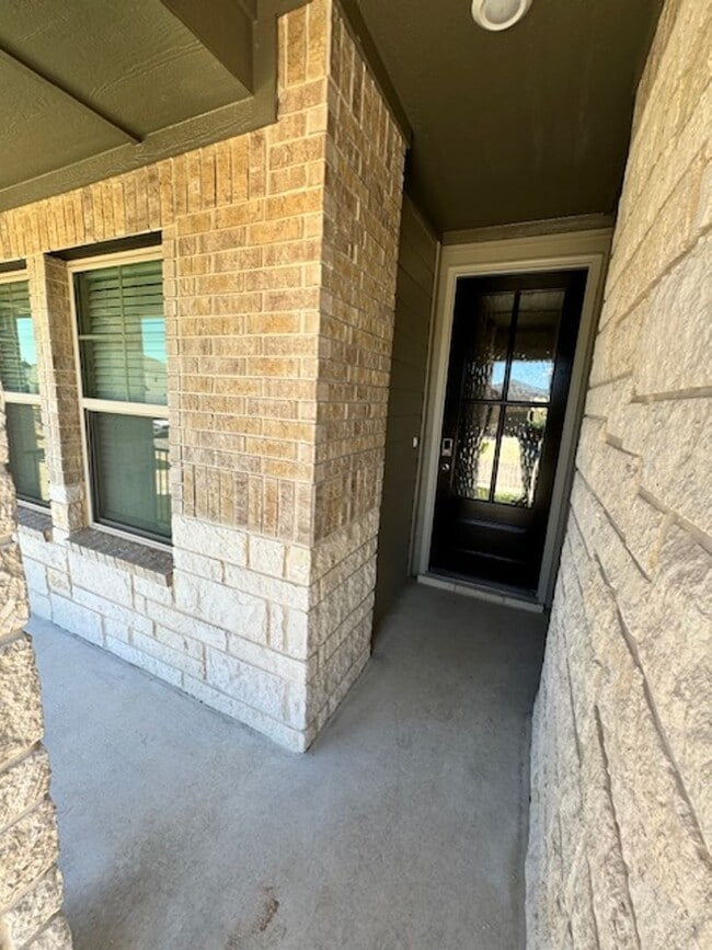 Building Photo - Bedroom Home with Quartz Counters, Appliances & Covered Patio in New Braunfels