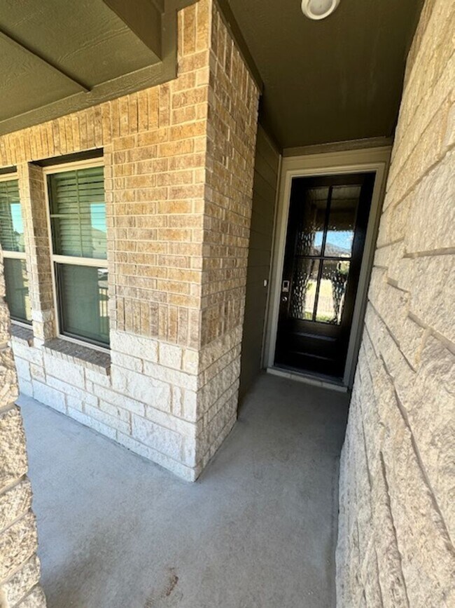Foto del edificio - Bedroom Home with Quartz Counters, Appliances & Covered Patio in New Braunfels