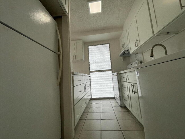 Building Photo - WALINA APTS studio w/pkg, sec, W/D, c-fan,...