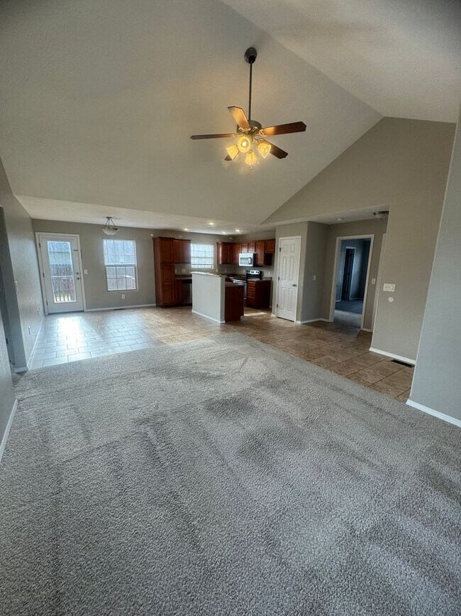 Building Photo - Beautiful 3 bedroom 2 full bath 2 car gara...