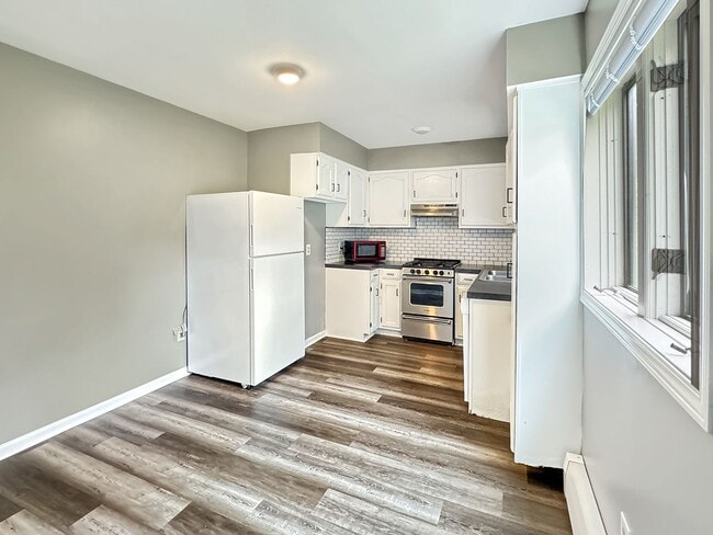 Building Photo - Check out this amazing 4 bedroom 1.5 bathr...