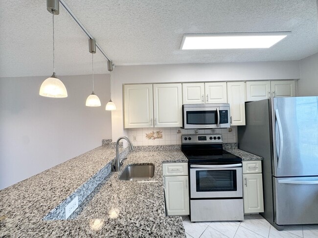 Building Photo - 2220 N Cypress Bend Dr
