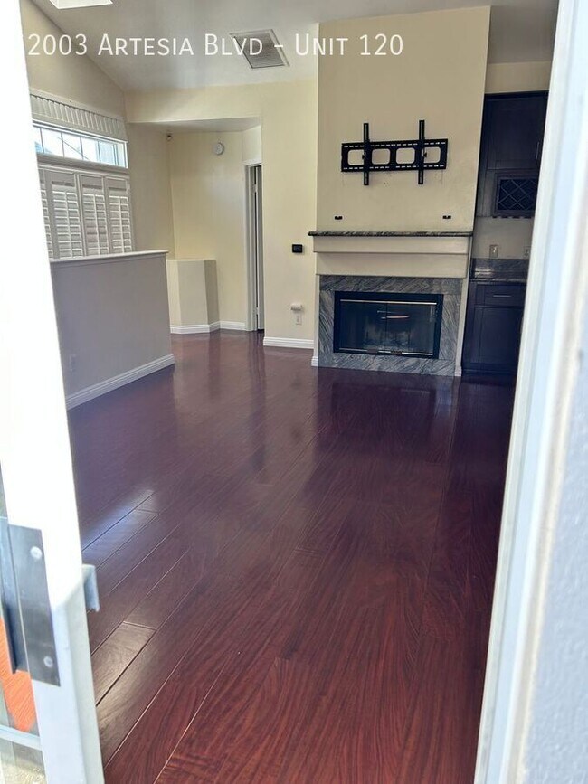Building Photo - 2b2b- Private freshly painted Torrance con...