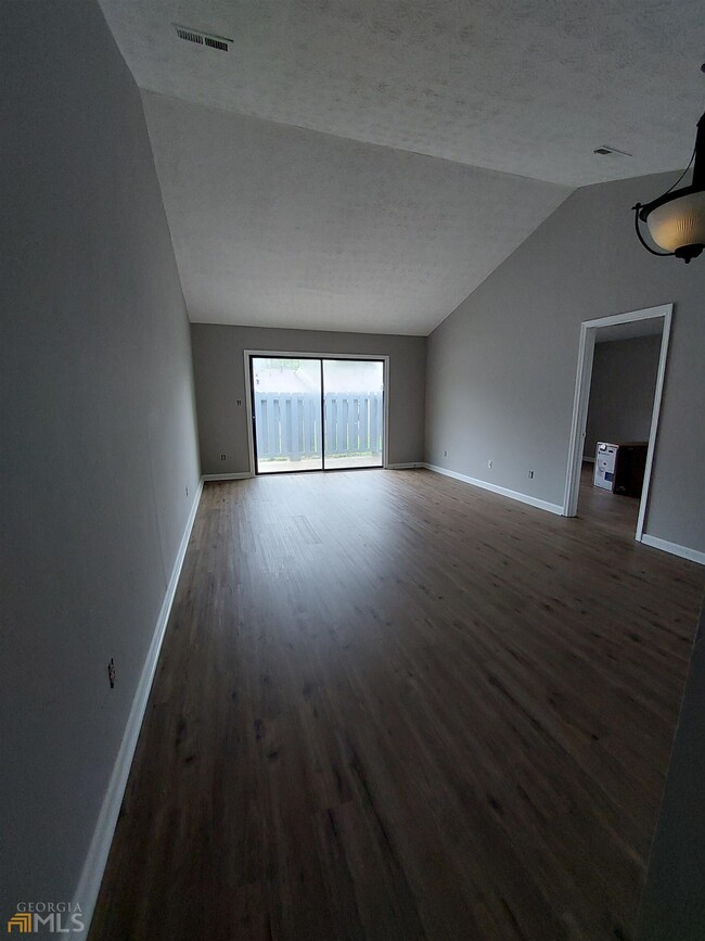 Building Photo - 104 Clear View