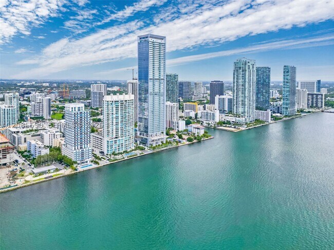 Foto del edificio - 700 NE 26th St