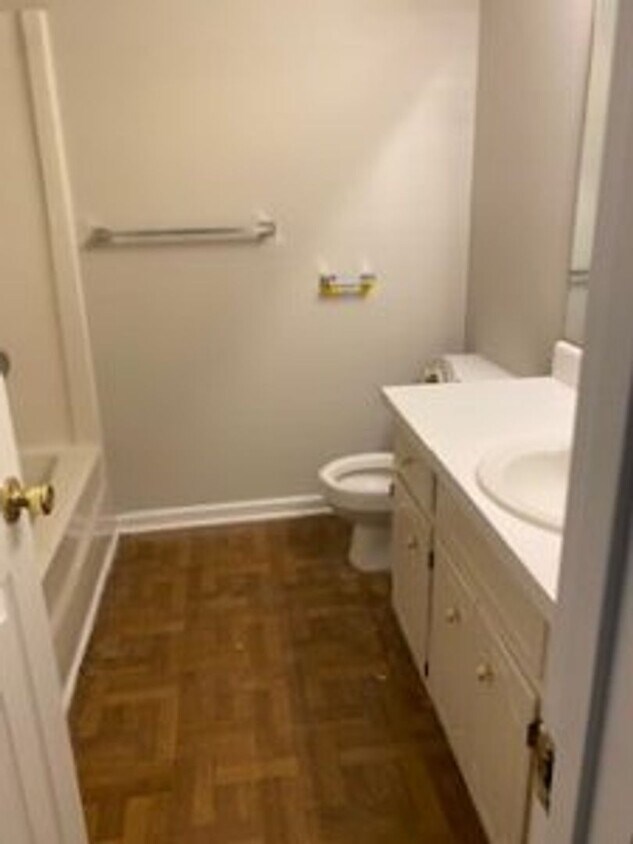 Building Photo - 1010 Salford Pl