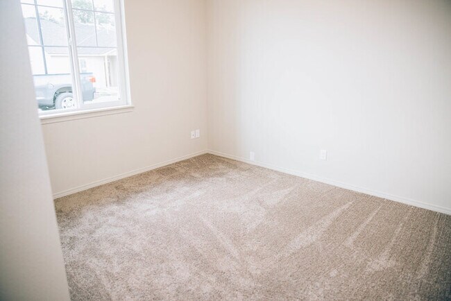 Building Photo - 302 S Marigold Ln