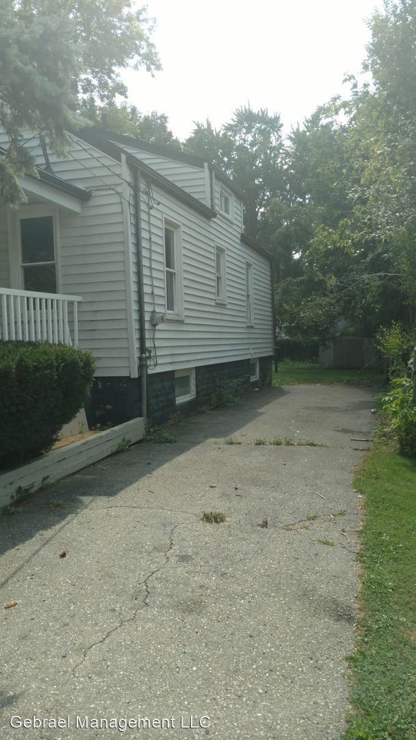 Building Photo - 646 Beach St