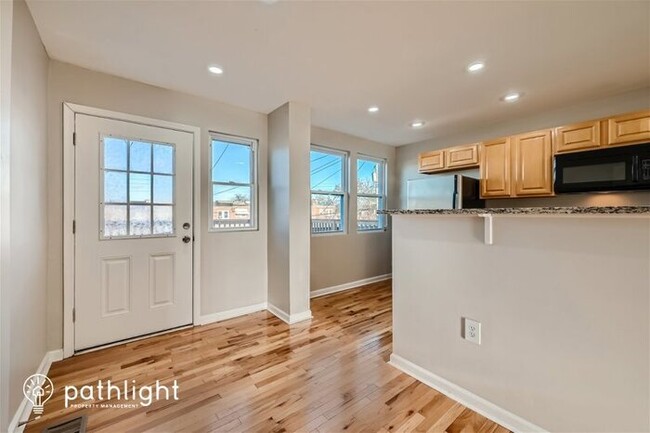 Foto del edificio - 212 W Edgevale Road, Baltimore, MD, 21225