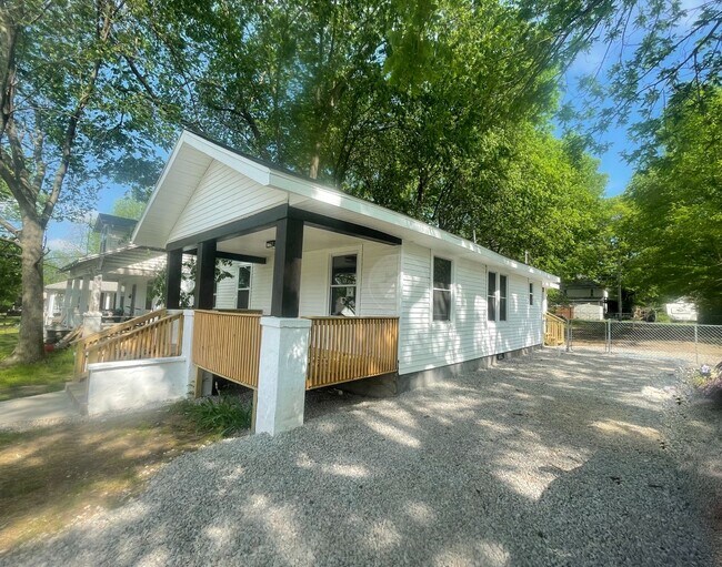Foto del edificio - Updated 2 Bedroom, 2 Bathroom PET FRIENDLY