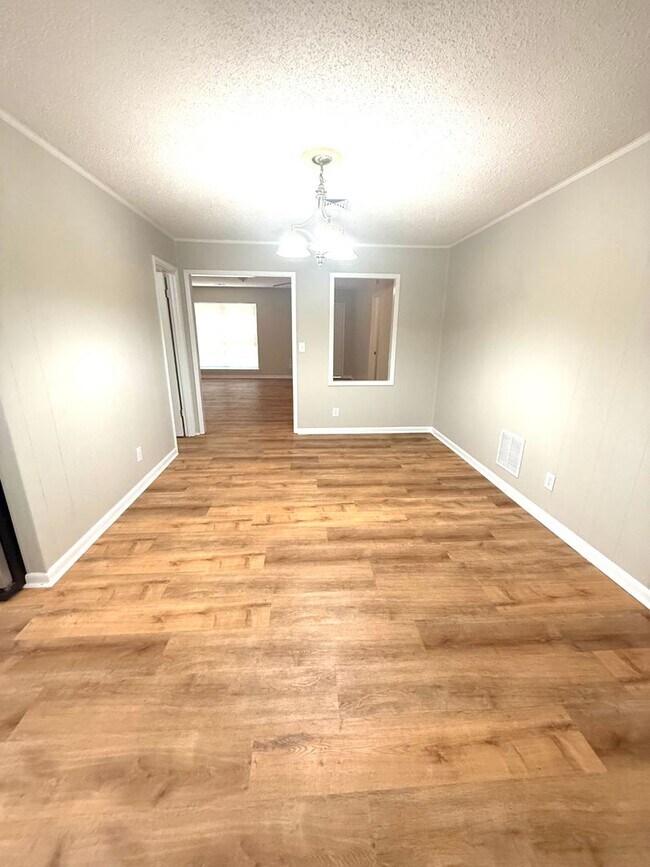 Foto del edificio - **3 Bed 2 Bath located off Wares Ferry Road** Call our self showing number to schedule a tour 334...
